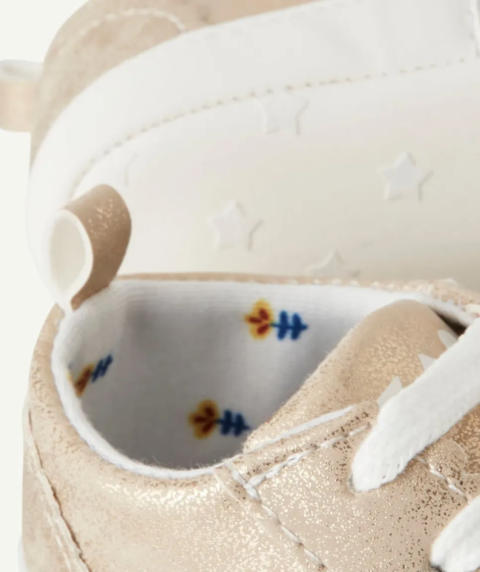 Baskets bébé fille couleur dorée avec animation lacets