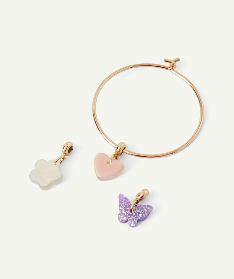 Bracelet jonc couleur dorée fille avec breloques fleur coeur et papillon