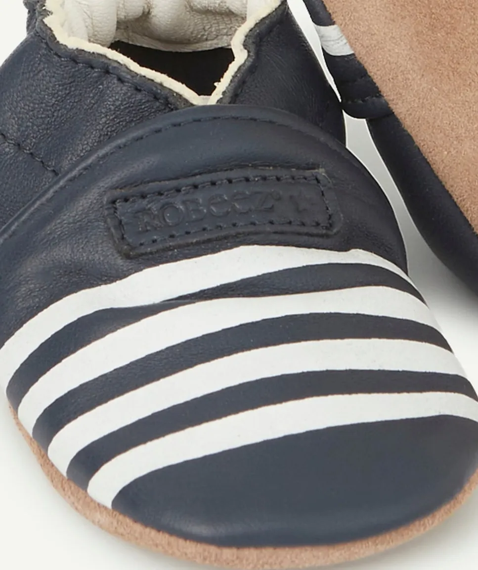 Chaussons bébé bleu marine en partie en cuir avec rayures blanches