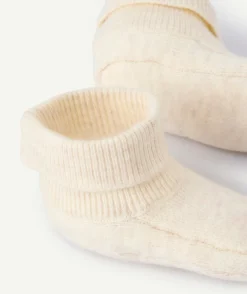 Chaussons naissance en fibres recyclées écru