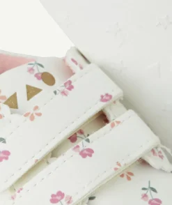 Chaussons style baskets bébé fille blancs et imprimés fleuris