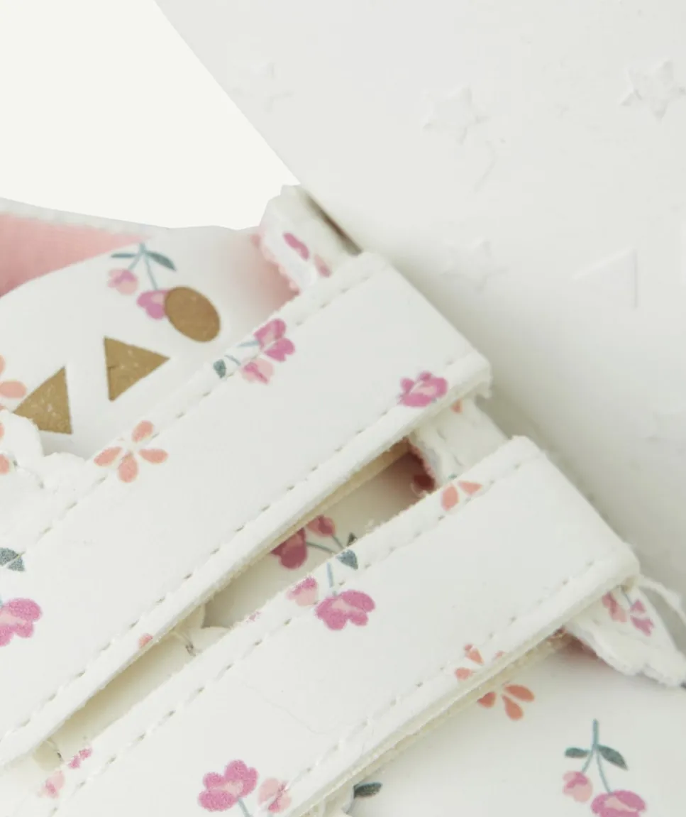 Chaussons style baskets bébé fille blancs et imprimés fleuris
