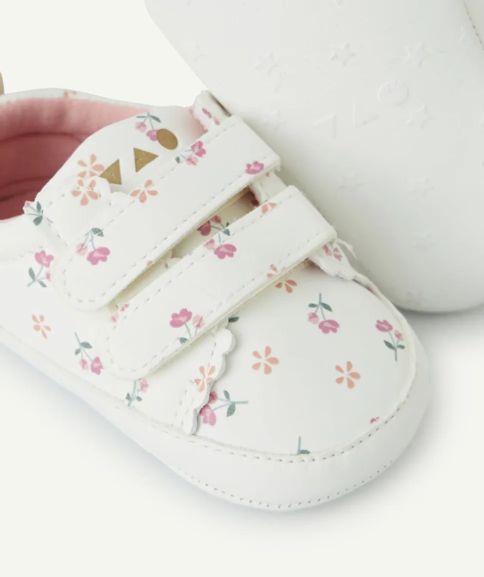Chaussons style baskets bébé fille blancs et imprimés fleuris