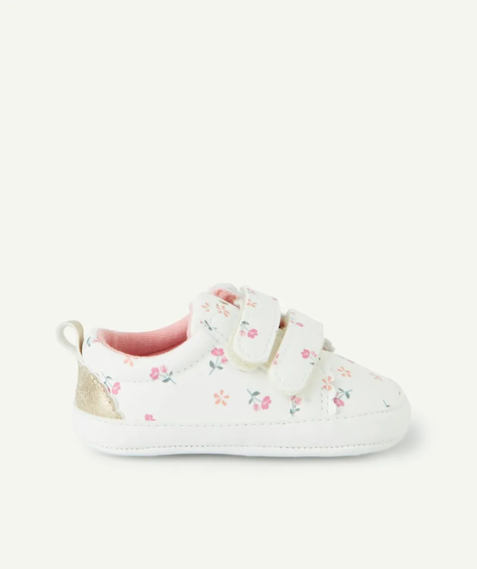 Chaussons style baskets bébé fille blancs et imprimés fleuris