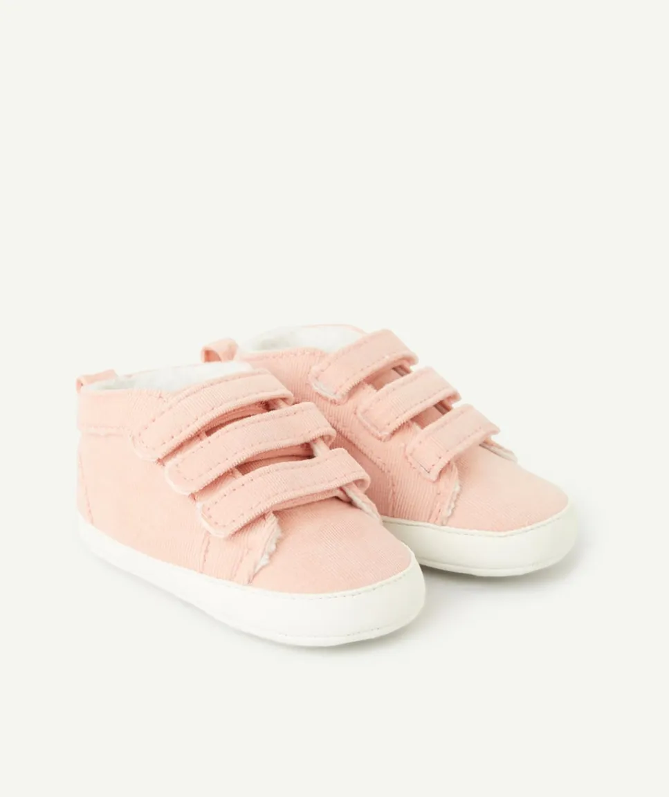 Chaussons style baskets à scratchs bébé fille en velours rose