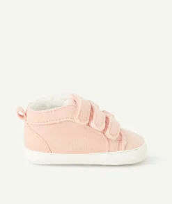 Chaussons style baskets à scratchs bébé fille en velours rose