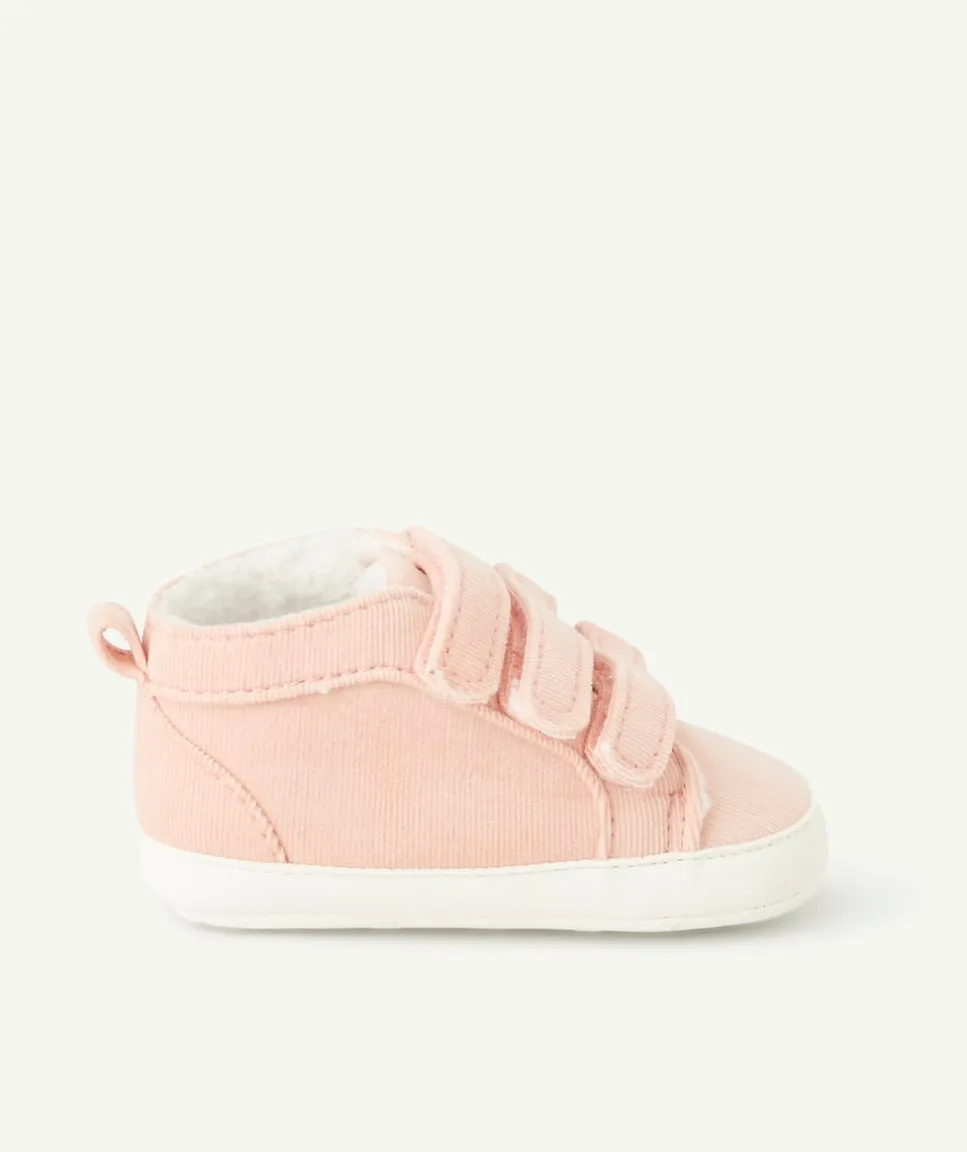Chaussons style baskets à scratchs bébé fille en velours rose