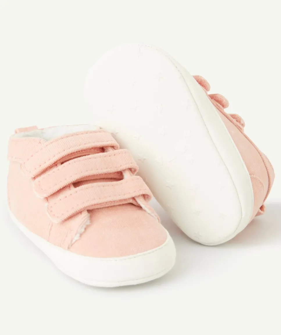 Chaussons style baskets à scratchs bébé fille en velours rose