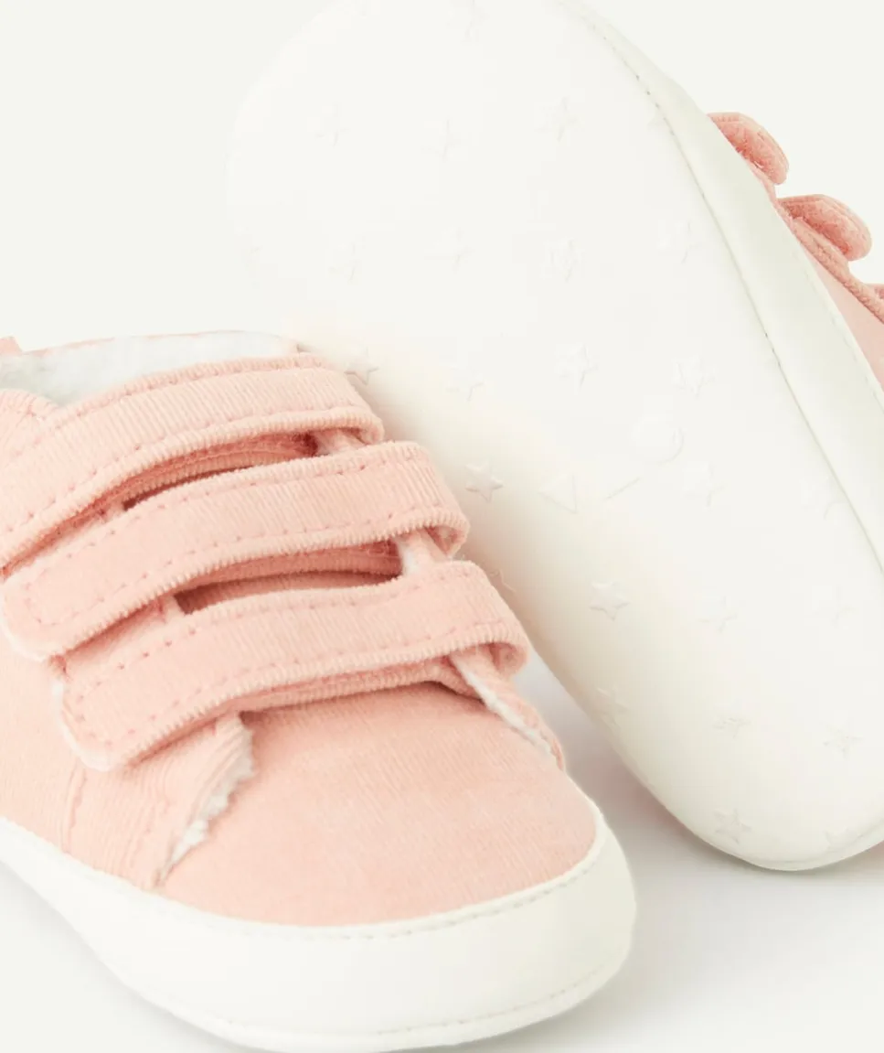 Chaussons style baskets à scratchs bébé fille en velours rose
