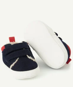 Chaussons type baskets bébé en velours bleu et sherpa