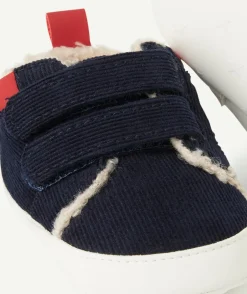 Chaussons type baskets bébé en velours bleu et sherpa