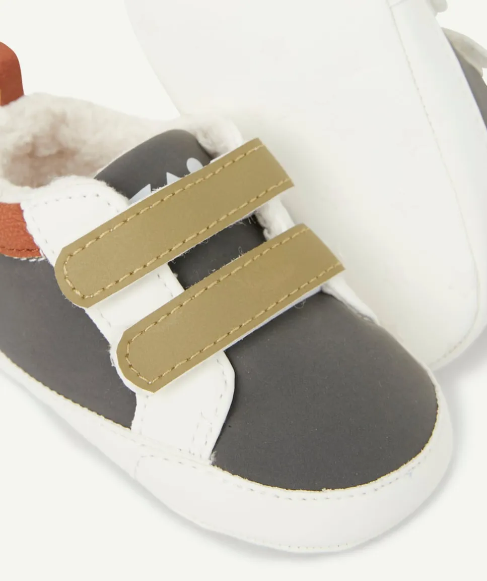 Chaussons type baskets bébé kaki bleu et sherpa