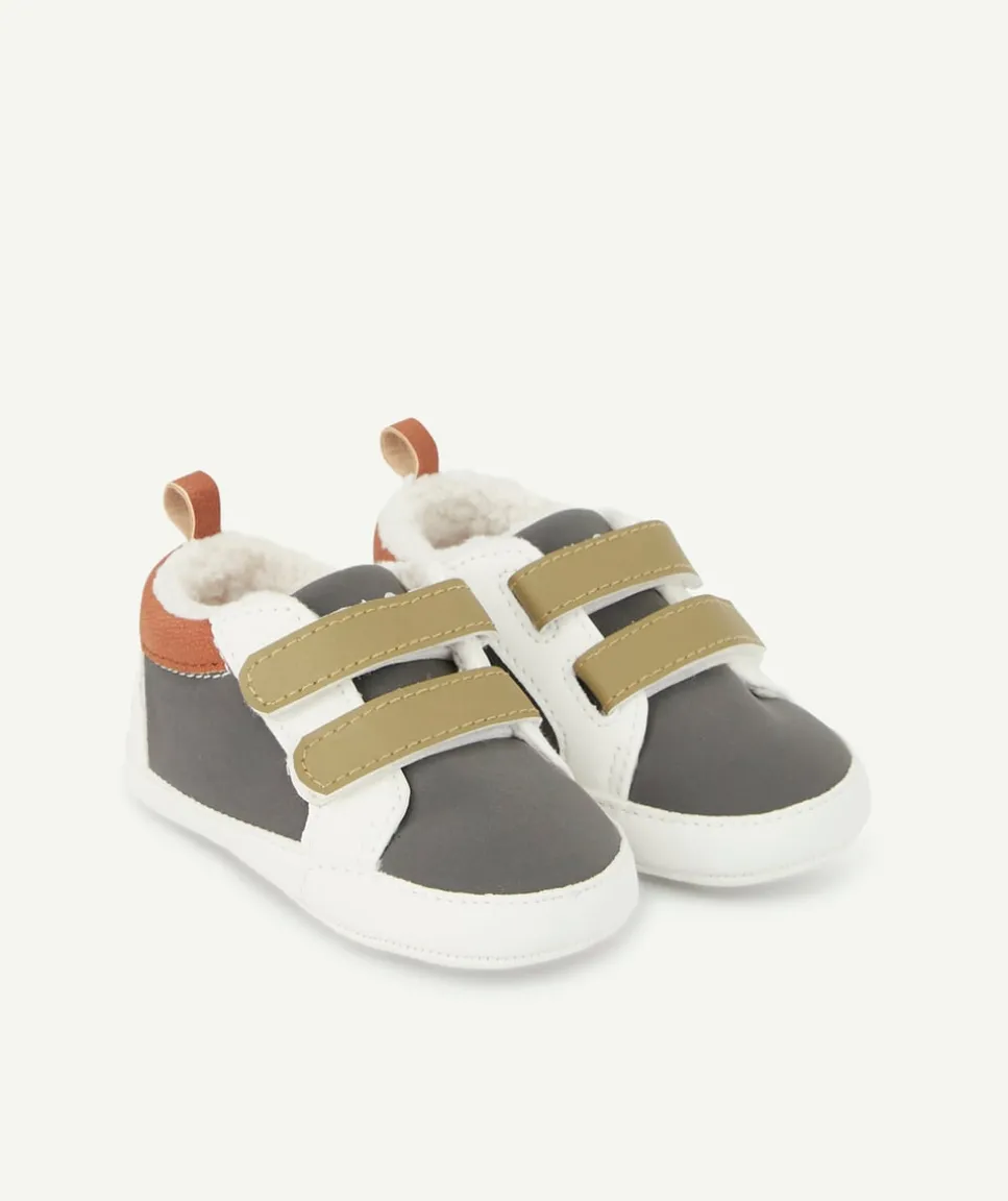 Chaussons type baskets bébé kaki bleu et sherpa