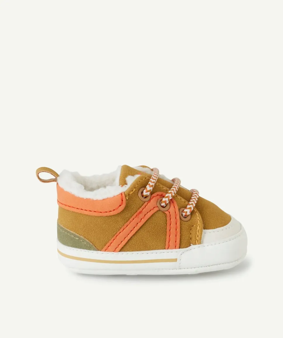Chaussons type baskets bébé marron et orange avec bouclettes