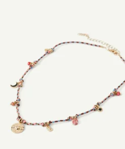 Collier avec charmes couleur dorées