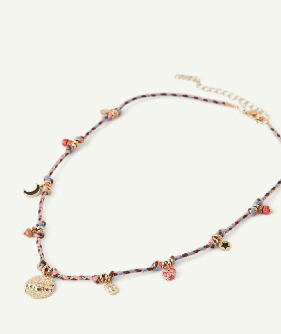 Collier avec charmes couleur dorées