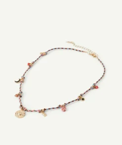 Collier avec charmes couleur dorées