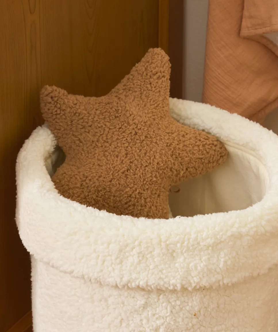 Coussin de décoration étoile effet bouclette marron