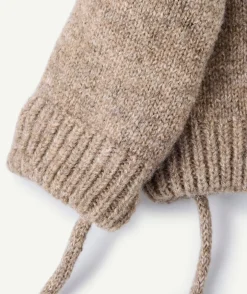 Gants bébé garçon beige en maille reliées par cordon