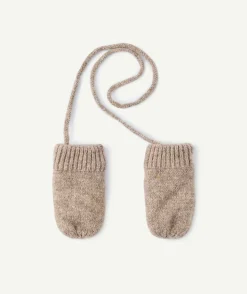 Gants bébé garçon beige en maille reliées par cordon