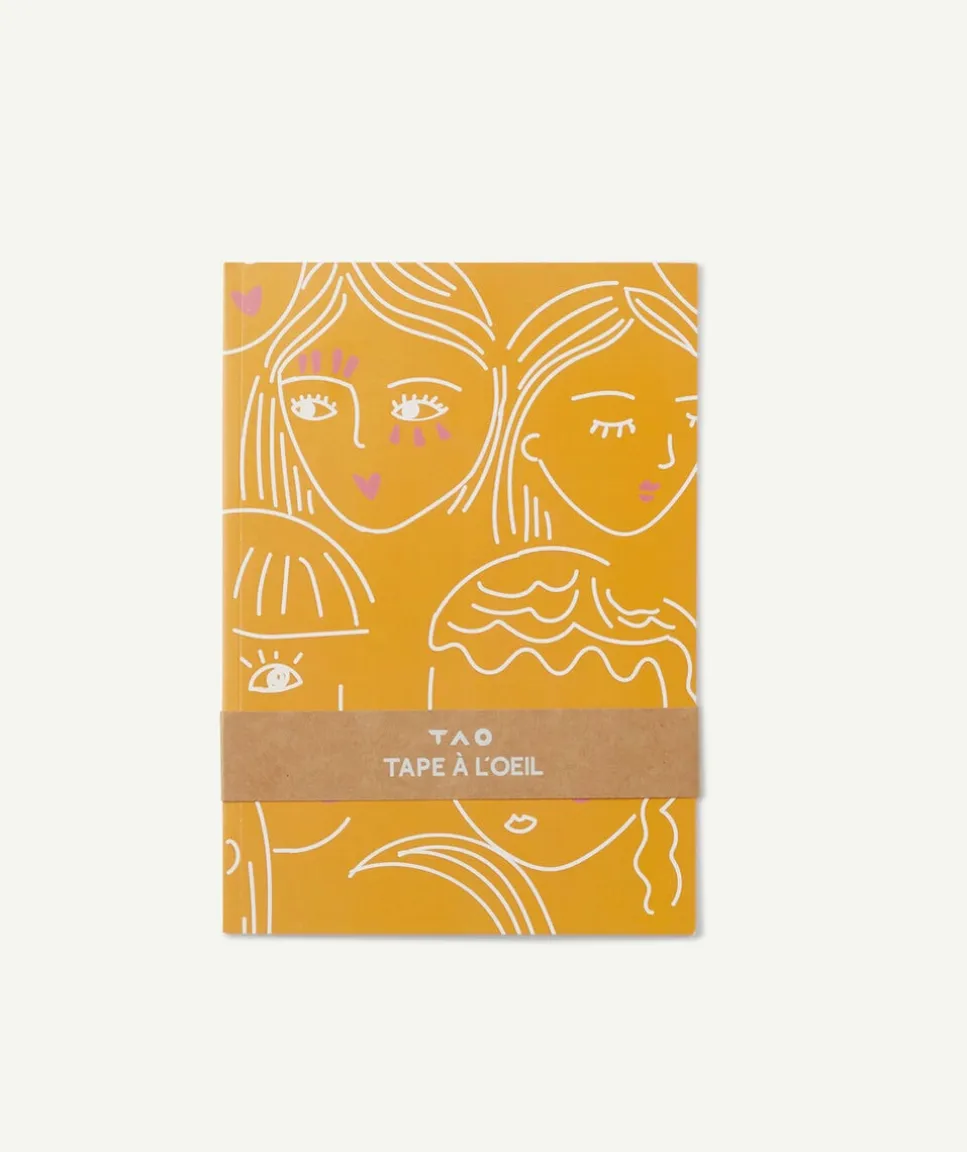 Le cahier jaune avec visage à lignes