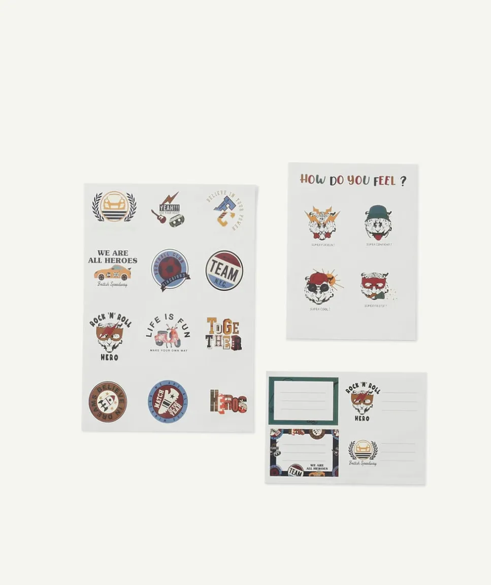 Le lot de stickers et d'étiquettes bleu et rouge