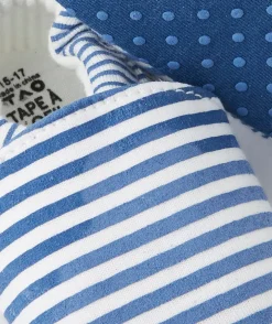 Les chaussons aux rayures bleues et blanches