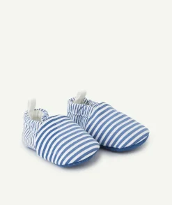 Les chaussons aux rayures bleues et blanches