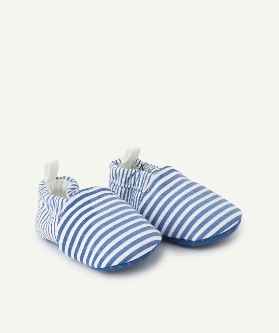 Les chaussons aux rayures bleues et blanches
