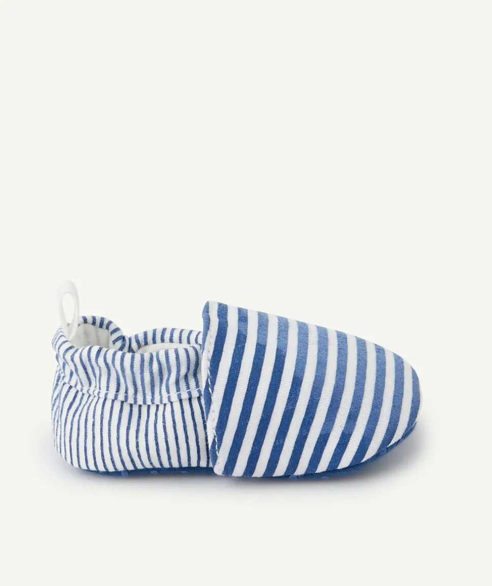 Les chaussons aux rayures bleues et blanches