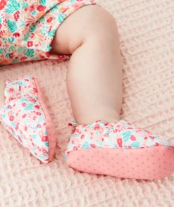 Les chaussons roses fleuries