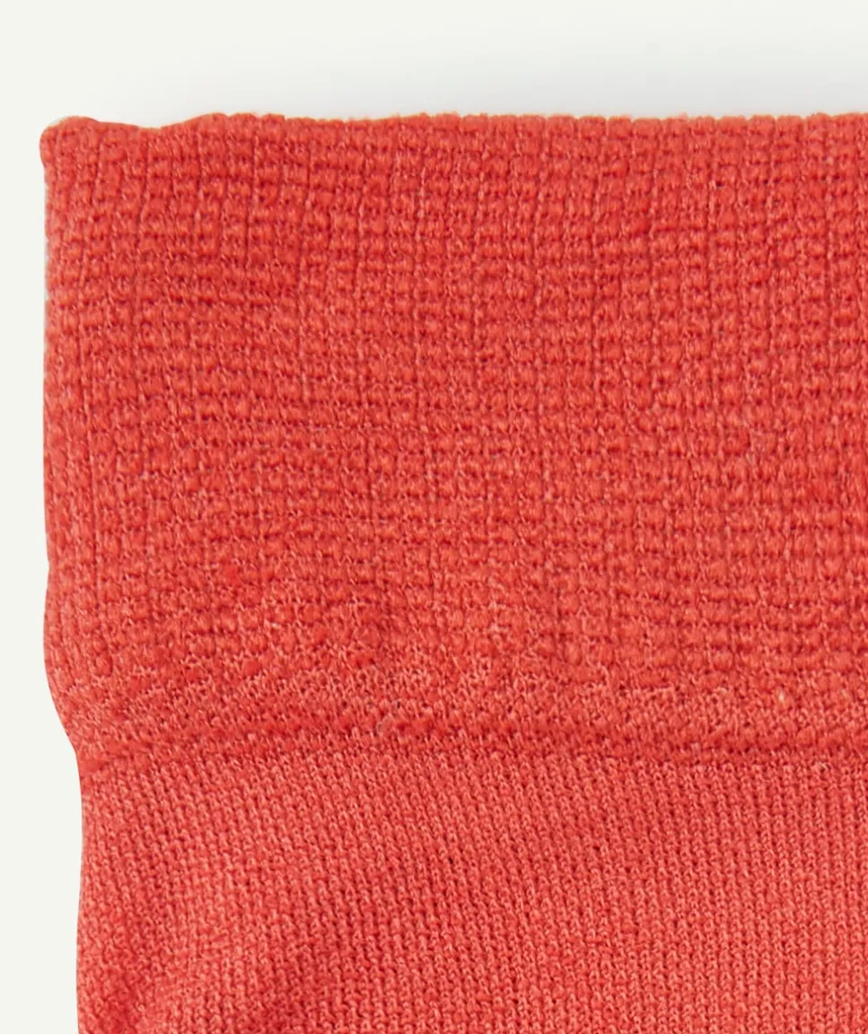 Les collants en voile rouge avec coeurs brodés