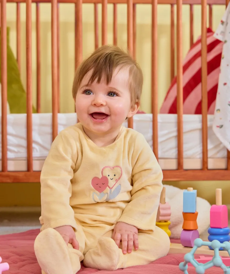 Pyjama chaud effet velours bébé fille jaune avec imprimé cœur