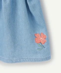 Robe bébé fille en denim léger et lower impact bleu avec broderie fleur
