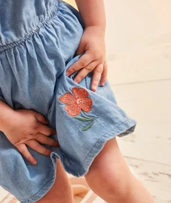 Robe bébé fille en denim léger et lower impact bleu avec broderie fleur