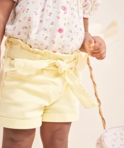 Short droit bébé fille en fibres recyclées jaune avec ceinture