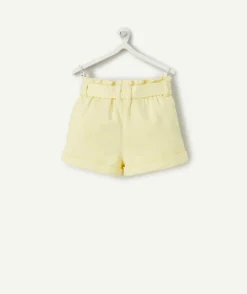 Short droit bébé fille en fibres recyclées jaune avec ceinture
