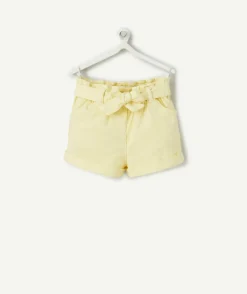 Short droit bébé fille en fibres recyclées jaune avec ceinture