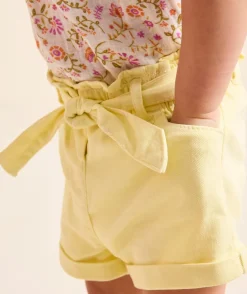 Short droit bébé fille en fibres recyclées jaune avec ceinture