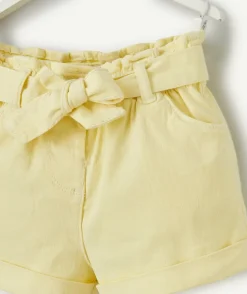 Short droit bébé fille en fibres recyclées jaune avec ceinture