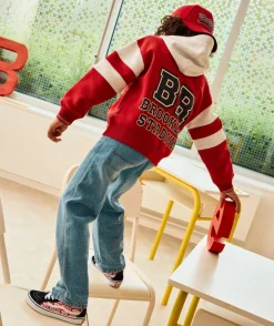 Sweat à capuche garçon en fibres recyclées rouge et gris chiné avec patch en bouclette