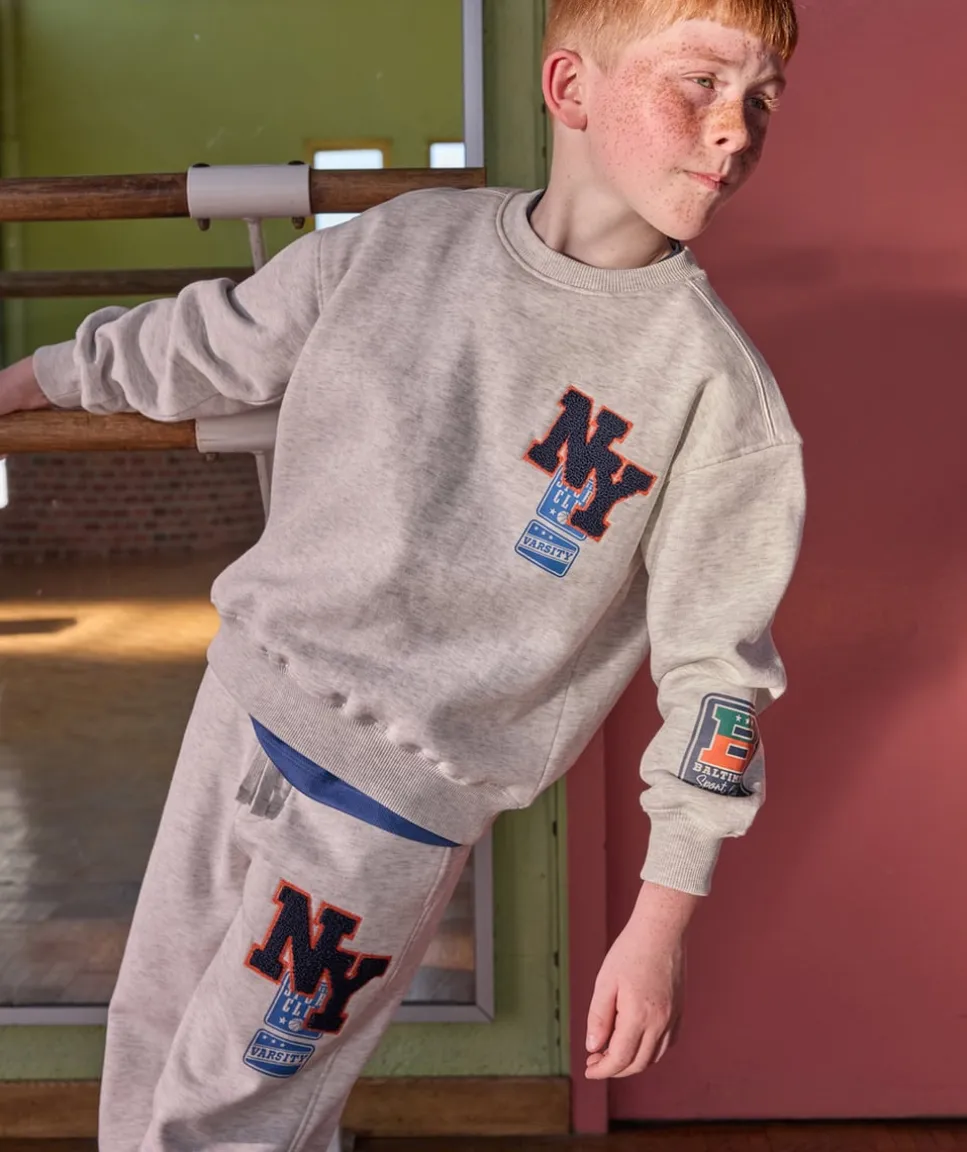 Sweat garçon gris imprimé patchs coupe droite