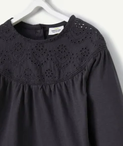 T-shirt bébé fille en coton bio gris foncé et broderies anglaise